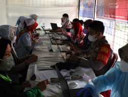 Serbuan Vaksinasi Buruh di Tangerang, Biddokkes Polda Banten Jadi Vaksinator di PT Elite Garmen