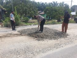 Untuk Keselamatan, Tiga Titik Jalan Berlobang Ditimbun Personil Polres Rohul  Bersama Masyarakat