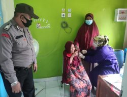 Tak Kenal Lelah, Di Bawah Komando AKP Sodarman Sinaga, Personil Polsek Tandun Monitoring Vaksinisasi Covid-19