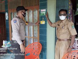 Cegah Penyebaran Covid 19, Personil Polres Rohul Semprotkan Disinfektan Di Sekitar Lokasi Isoman