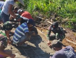 Anggota Satgas Yonif 144/JY Melaksanakan Gotong Royong Bersama Warga Pengecoran Makam di Perbatasan