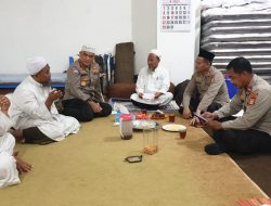 Kapolda Metro Jaya Berikan Bantuan Kepada Jemaah di Masjid Jami Kebon Jeruk Jakpus