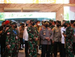 Panglima TNI dan Kapolri Tinjau Vaksinasi di Ayani Mega Mall Serta SMAN 1 Pontianak