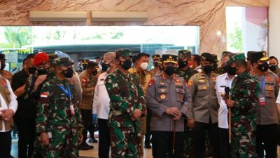 Panglima TNI dan Kapolri Tinjau Vaksinasi di Ayani Mega Mall Serta SMAN 1 Pontianak