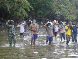 Satgas Pra TMMD Bersama Warga Desa Kokotu Bangun Breakwater