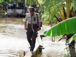 Bupati Ketapang Serahkan Langsung Bantuan Korban Banjir