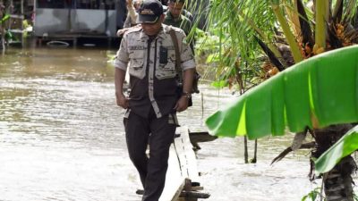 Bupati Ketapang Serahkan Langsung Bantuan Korban Banjir