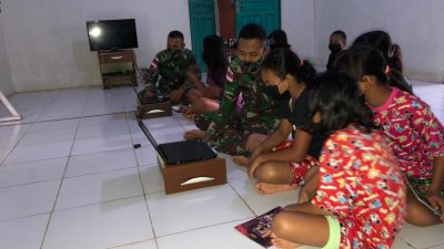 Satgas Pamtas Yonif Mekanis 643/Wns Ajarkan Kemampuan Komputer Kepada Anak-anak Di Perbatasan