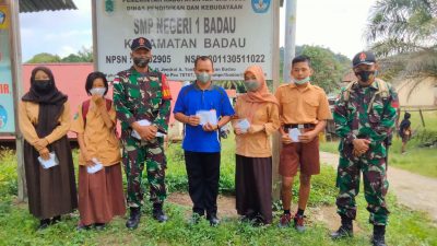 Cegah Covid-19 Satgas Yonif 144/JY Bagikan 450 Masker ke SMPN 1 di Perbatasan