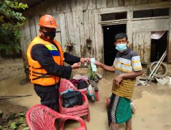 Batalyon B Pelopor Brimob Sumut Lakukan Bhakti Sosial di Lokasi Banjir Desa Marjanji Kecamatan Sipispis