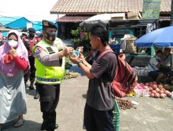 Brimob Polda Sumut Laksanakan Ops Yustisi dan Bagikan Masker Kepada Masyarakat