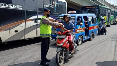 Tekan Covid-19, Brimob Poldasu Sampaikan Imbauan Prokes dan Bagikan Masker ke Masyarakat