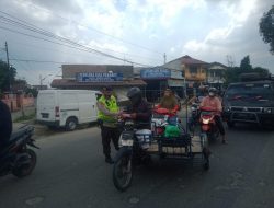 Brimob Polda Sumut Terus Edukasi Prokes dan Bagikan Masker Kepada Masyarakat