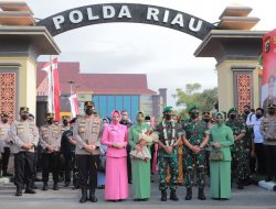 Gelar Apel Kehormatan Lepas Sambut Danrem 031 Wira Bima di Mapolda, Kapolda Irjen Pol M Iqbal : TNI Polri Adalah Saudara Kandung, Tak Terpisahkan