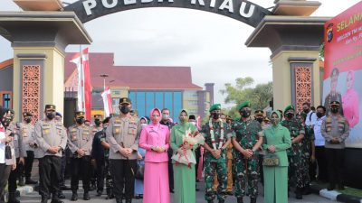 Gelar Apel Kehormatan Lepas Sambut Danrem 031 Wira Bima di Mapolda, Kapolda Irjen Pol M Iqbal : TNI Polri Adalah Saudara Kandung, Tak Terpisahkan