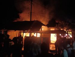 Sebuah Rumah Warga Amasing Kota Dilalap Sijago Merah