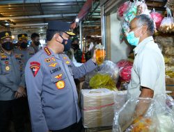 Kapolri Turun Langsung ke Pasar Pastikan Stok Minyak Goreng Untuk Warga Aman