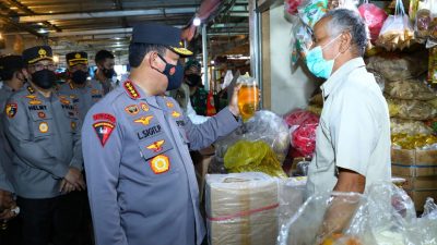 Kapolri Turun Langsung ke Pasar Pastikan Stok Minyak Goreng Untuk Warga Aman
