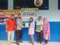Aipda Muuhammad Aliudin, SH mengajarkan kebaikan untuk ilmu agama dengan mebagikan Al-Qur’An di SD 14 palembang