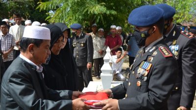 Suasana Haru Pemakaman Iptu Anumerta Imam Agus Brimob Polda Sultra Asal Kabupaten Madina