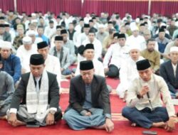 Bupati Rohil Dan Keluarga Laksanakan Shalat Idul Adha Di Mesjig Agung Al-Ikhlas Bsgasiapiapi