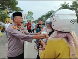 Kapolsek Bukit Raya Dan Ketua Bhayangkari Ranting Bukit Raya Bagi-Bagi Takjil Gratis Ke Pengendara Jalan