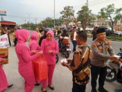 Bhayangkari Peduli, Ini Kata Ketua Ranting Bhayangkari Polsek Tampan Bagi-Bagi Takjil Gratis Ke Pengendara Jalan