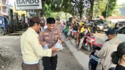 Polsek Payung Sekaki Bersama Komunitas Sosial Rumah JB Bagikan Takjil Gratis kepada Masyarakat