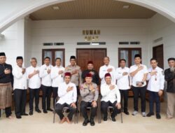 Kapolda Riau Saling Berbalas Pantun Dengan Ustaz Abdul Somad