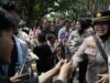 Demo Mahasiswa di DPRD Riau Berlangsung Damai, Mahasiswa dan Polisi Bersalaman