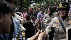 Demo Mahasiswa di DPRD Riau Berlangsung Damai, Mahasiswa dan Polisi Bersalaman