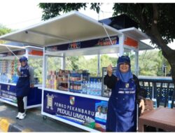 Wali Kota Pekanbaru Serahkan Belasan Gerobak Bantuan Untuk Pelaku UMKM