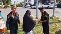 LLMB Kota Batam Berbagi Takjil Sambil Serukan Penolakan Hoaks, Tawuran, Balap Liar dan Perang Sarung
