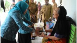 Di Saat Menjalankan Ramadhan 1447 H, Ketua TP PKK Kampar Berbagi dengan Warga