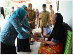Di Saat Menjalankan Ramadhan 1447 H, Ketua TP PKK Kampar Berbagi dengan Warga