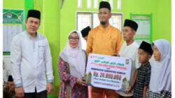 Safari Ramadhan di Kuok, Wabup Kampar Serahkan Santunan dan Bantuan Masjid