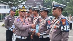 Ditlantas Polda Riau Beri Reward 6 Personel Satuan PJR Serta Penyerahan Bibit Pohon, Ini Sebabnya
