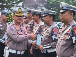 Ditlantas Polda Riau Beri Reward 6 Personel Satuan PJR Serta Penyerahan Bibit Pohon, Ini Sebabnya