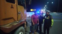 Jaga Keselamatan Pengguna Tol Di Malam Hari, Patroli Sat PJR Tol Permai Tertibkan 8 Tronton Berhenti Di Bahu Jalan