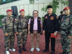 Hari Bhayangkara ke-80, Ketua DPC GRIB Jaya Kota Pekanbaru S. Hondro Dampingi Ketua DPD GRIB Jaya Riau Martin Purba Hadiri Upacara di Polda Riau