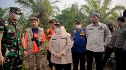 Bupati Bengkalis Kasmarni Turun langsung Ke Sungai Meranti Tinjau Karhutla Padamkan Api