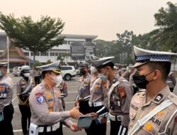 Pagi ini, Dirlantas Polda Riau Berikan Penghargaan kepada 13 Personel Ditlantas Polda Riau yang Berprestasi