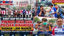 Peduli Kesehatan Warga, PWMOI Riau Bersama Polsek Binawidya Turun ke Jalan Bagikan Masker