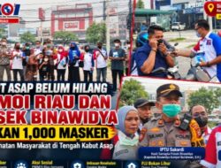 Peduli Kesehatan Warga, PWMOI Riau Bersama Polsek Binawidya Turun ke Jalan Bagikan Masker